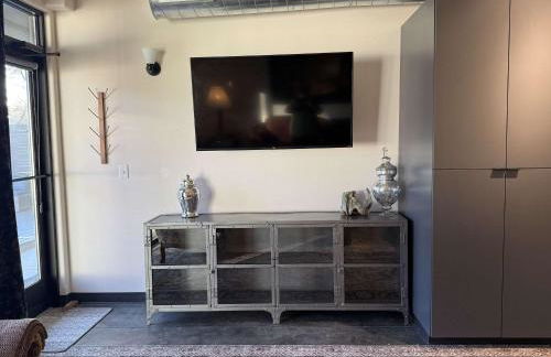 Stylish South Hill Retreat Queen Bed and Sofa Sleeper Full Kitchen Free Parking - Foto 13