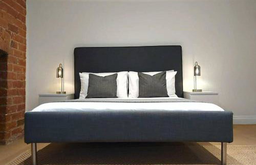 Stylish Apartment in City Centre with Parking - Photo 1