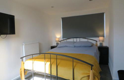 NEW 4 Bed house close to train station and town - Foto 12