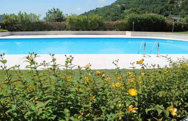Red Villa With Shared Pool and Private Garden is the new Black on Lake Garda - Foto 23