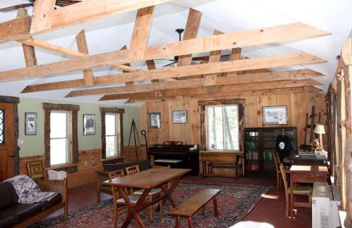 Romantic Couples' Cabin Getaway in Pittsfield, New Hampshire - Foto 9