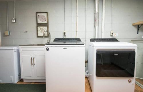 Mountain View 3BR with Sunroom, Close to Ski and Trails - Foto 42
