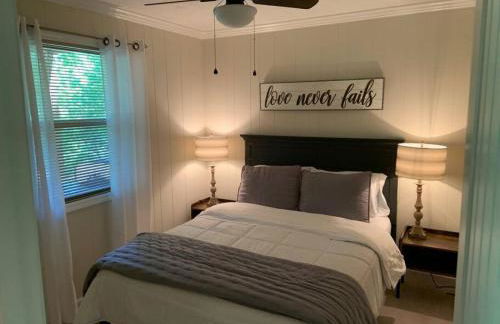 Beautiful Waterfront with Dock Firepit Hot tub - Foto 32