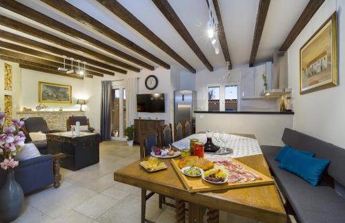 Villa Vision with Heated Pool & Jacuzzi in Sestanovac - Foto 11