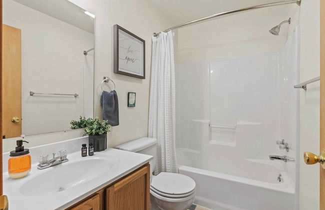 Lake + Pool Access, Game Room, Firepit, Deck Tawny and Peaceful by Avantstay - Foto 32