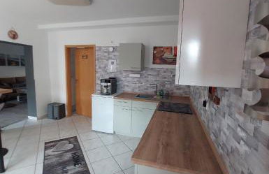 Modernes Appartement 5 km von Erfurt, mit Kaffeevollautomat, TV, WLAN, Boxspringbett, Schlafsofa und Einkaufsmöglichkeiten, sehr gute Anbindung zur A71 und A4, kostenloser öff Parkplatz für PKW und Transporter - Foto 7