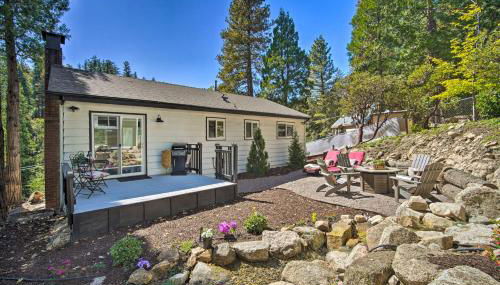 Tree-Lined Twin Peaks Cottage with Custom Stream - Foto 3