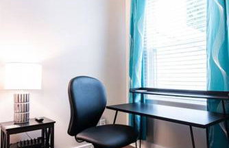 2BR Haven: Remodeled Gem! - Foto 31