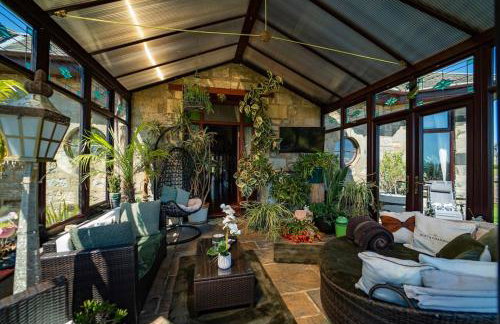 Stunning Central Villa by Golf Course & Beach - Foto 33