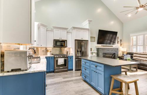 Greenwood Getaway with Furnished Patio and Lake View - Foto 8