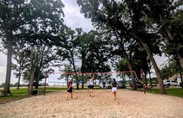 Tranquil Tiny Home Resort with Heated Pool & Goats near Houston, Hempstead Texas - Foto 58