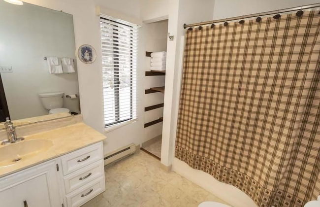 Seven Springs 3 BR Deluxe Condo, Near Golf Course by RedAwning - Photo 11