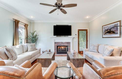 Summerville Historic Bungalow with Hot Tub - Foto 1