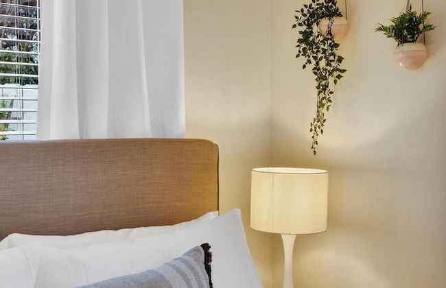 Designer Coastal Paradise w Pool - Steps to Beach - Foto 42