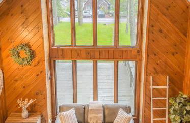 Italy Inspired Lakeview Chalet with Hot Tub - Foto 2