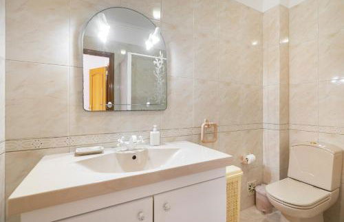 WHome Perfect Family Hideout Residence w/AC & 4BR + 5BA - Foto 36