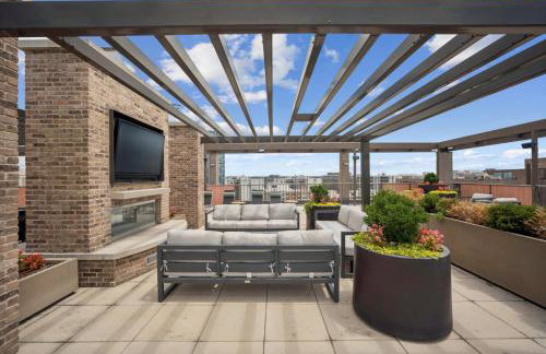 Large 3 bedroom Family Suite, Private Balcony, 5 min to DCA, Gym, Pool and more! - Photo 55