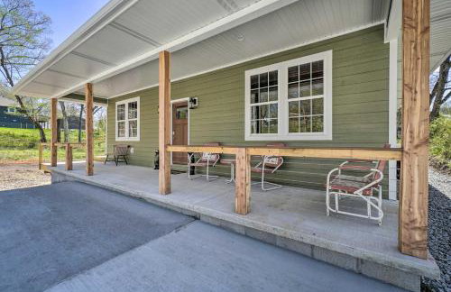 Modern Retreat with Deck Walk to White River! - Foto 24