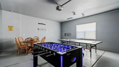 Private Oasis On 2 Acres with Indoor Pool and Theater - Foto 3, Game Room