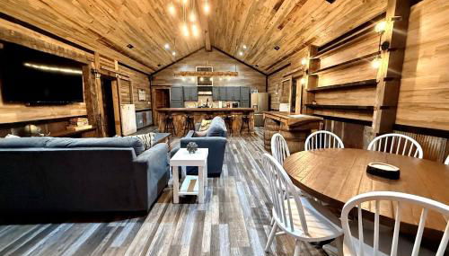 Cozy Wood-Interior Lodge with Screened Patio, Fire-Pit Table, Grill & Fast WiFi in Goreville, Illinois - Foto 5