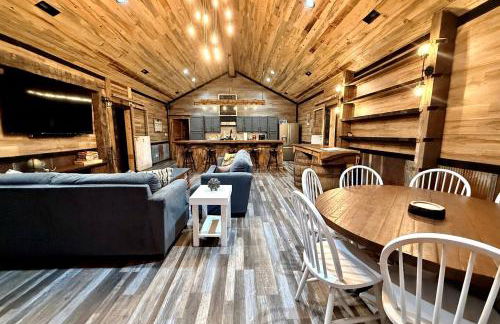 Cozy Wood-Interior Lodge with Screened Patio, Fire-Pit Table, Grill & Fast WiFi in Goreville, Illinois - Photo 5