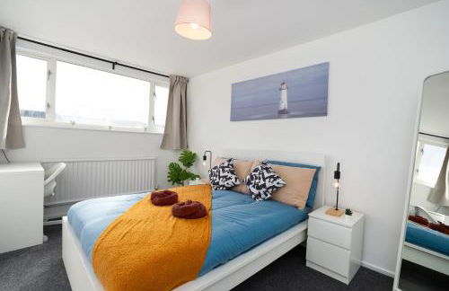 Spacious - 3 Bed - Free Parking - by Holiday Homes - Foto 9