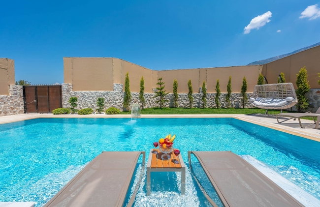 Luxury 4-bed Villa With Private Pool and Jacuzzi - Photo 37