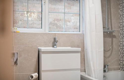 4 Bed House in Maidenhead, by ARP Homes, Driveway & Big Private Patio, Perfect Location for Business and Family Stays - Foto 32