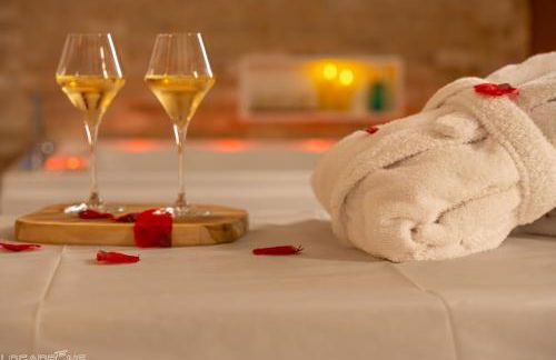 La Cadurcienne "Love room" jacuzzi & pièce secrète Cahors centre historique - Photo 12