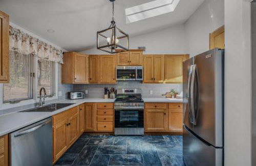 Ma-ple Haven --Wifi, Fireplace, Deck, Fire Pit, Family Friendly, Game Room, Pool Access - Foto 17