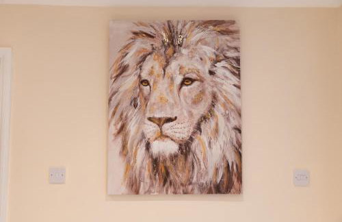 Spacious 4BR Home Walk to Station Parking - Pass the Keys - Foto 48