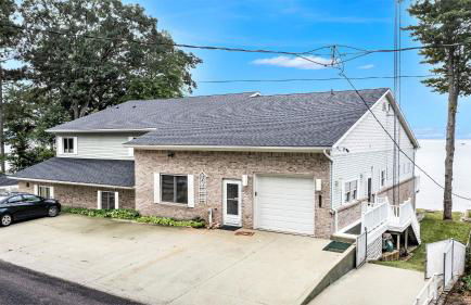 6BR Houghton Lake House with Indoor Pool, Hot Tub and Golf Simulator - Photo 68