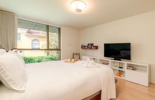 Grand Villa w/ Pool, Garden & Garage by HostWise - Foto 7