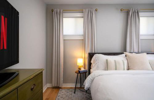 3Bed 2Bath Luxury Lake House on Myers Bay Private Pier Beach Firepit and Deck - Foto 32