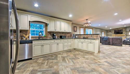 Spacious Kunkletown Home with Full Game Room and Deck! - Foto 3