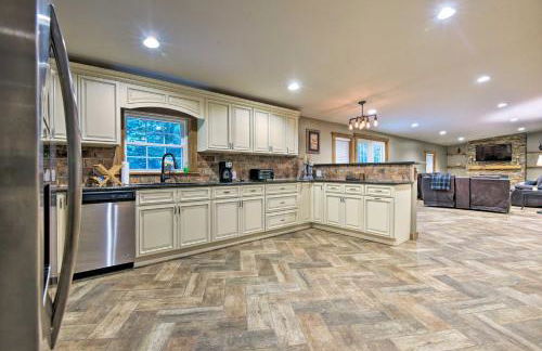 Spacious Kunkletown Home with Full Game Room and Deck! - Foto 3