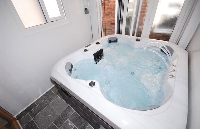 Relaxing Getaway With Hot Tub & Sauna Sleeps 6 - Foto 41