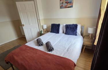 3BR House with Parking 10 Mins to Airport Sleeps 6 - Foto 15