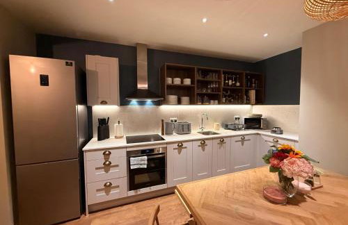 Luxury Private Room with Living Area Wembley Stadium View - Photo 24