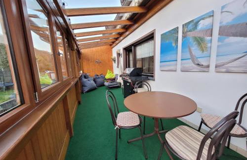 BAT Home Solutions Trier-Euren - alles was ein Hotel nicht bietet - 10 Min zur Altstadt - 98 qm Scheune für 9 Personen mit Sternenhimmel, Wintergarten, Grill und Kino - barrierefrei dank Lift & Auffahrt - Foto 7