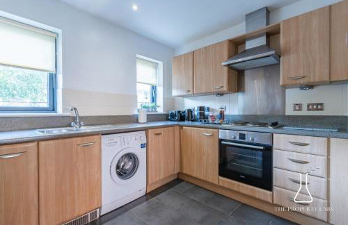 Luxury Birmingham City Centre Townhouse with BALCONY- Sleeps 10 - FREE Parking - Perfect for Contractors, Business Travellers, Families and other Groups - Near Bullring, Newstreet, Selfridges, NEC, NIA & Birmingham airport - Photo 18