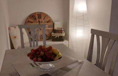 "Lo charme" a 5 minuti a piedi da Ospedale,Teatro Coccia ed Universita',a 30 minuti dai Laghi e 40 minuti da Milano - Foto 1