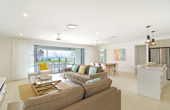 Sentosa at Tugun Beachfront Holiday Home - Photo 11