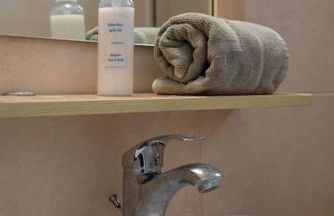 white house by the sea - Photo 9