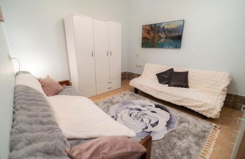 Mary's Downtown Home - a stroll away from Mount Vermio - Photo 23