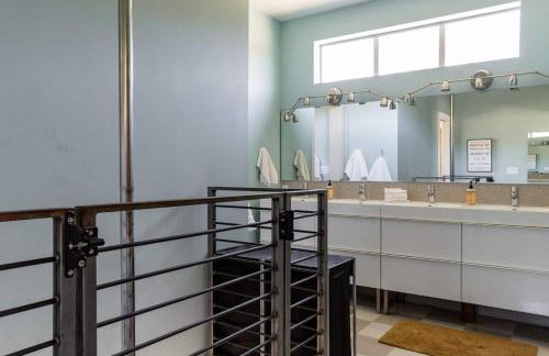 Mid Century Modern Family Home On 25 Acres! - Foto 41