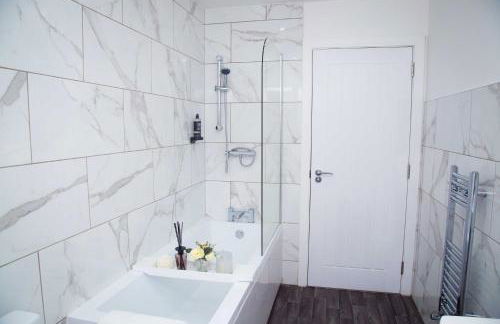 Bridge Court by Sterling Edge Apartments - Luxury Aparthotel - Stylish 1-bed Apartments - Balcony with Canal View or Private Garden - Free Parking - Foto 60