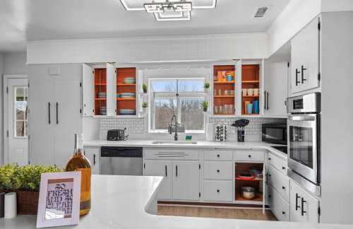 Comfort, Fun, & Charming - 5BR Oasis with Pool - Foto 59