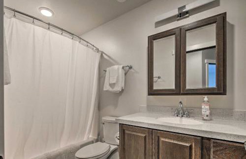 Mendenhall Valley Escape with Furnished Deck! - Foto 24