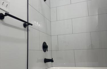 Elegant Retreat Near EWR n NYC - Photo 16